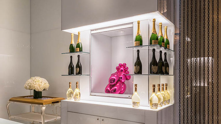Mr Chow’s lobby showcases a Jeff Koons “Balloon Venus” sculpture surrounded by champagne. // © 2016 Caesars Entertainment