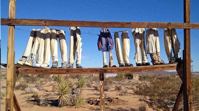 At the outdoor exhibition of Noah Purifoy’s artwork, assembled found objects take on a new meaning. // © 2014 Michael Berick, courtesy of the Noah Purifoy Foundation 
