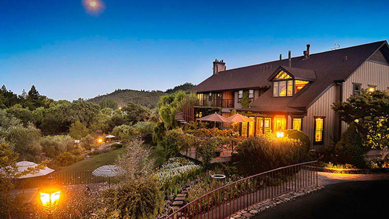 Wine Country Inn & Cottages entices guests with its ideal St. Helena, Calif., location; vineyard views; spacious accommodations; and overall charm. // © 2017 Wine Country Inn & Cottages