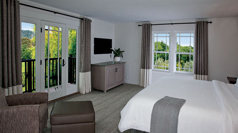 A renovation of the property’s Winery House building spanned a guest reception and 14 guestrooms, including the Deluxe Vineyard View King category. // © 2017 Wine Country Inn & Cottages