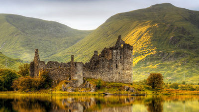 Kilchurn Castle in Scotland // © 2017 Getty Images