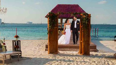 Through O Weddings’ destination wedding planning services, agents can help clients customize their dream wedding. // © 2018 Oasis Hotels & Resorts