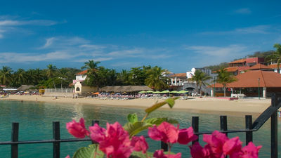 Santa Cruz Bay in Oaxaca, Mexico // © 2014 Thinkstock
