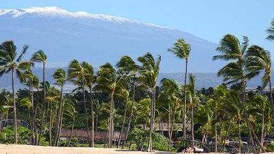 Hawaii Island's geographic diversity is evident from its tropical beach-lined ocean to its snow-topped Mauna Kea volcano. // © 2015 HTA/Kirk Lee Aeder
