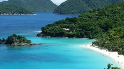 The U.S. Virgin Islands welcomes visitors to its islands. // © 2018 Flickr Creative Commons user leewb3