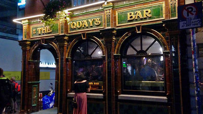 The quaint facades of Temple Bar’s establishments immerse visitors in the city’s unique nightlife.