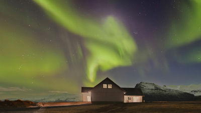 For a great view of the Northern Lights, stay overnight in the countryside. // © 2015 Thinkstock 2