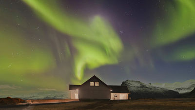For a great view of the Northern Lights, stay overnight in the countryside. // © 2015 Thinkstock 2