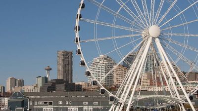 Families feel like they are hovering over Elliott Bay on Seattle Great Wheel. // © 2015 Seattle CVB/Howard Frisk 2