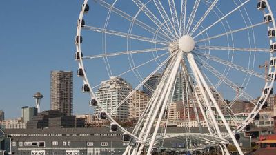 Families feel like they are hovering over Elliott Bay on Seattle Great Wheel. // © 2015 Seattle CVB/Howard Frisk 2