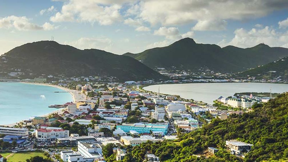 Single parents can save on travel to St. Maarten. // © 2015 iStock 2