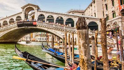 Venice’s Grand Canal and Rialto Bridge // © 2016 iStock 2