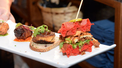 Guests on Lip Smacking Foodie Tours learn about the latest trends in dining. // © 2017 Lip Smacking Foodie Tours 2