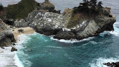 Even on cloudy days, the colors of McWay Cove draw many visitors. // © 2016 Chelsee Lowe