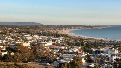 Don’t miss the seaside playground by Ventura Pier or shopping along Main Street. // © 2016 iStock