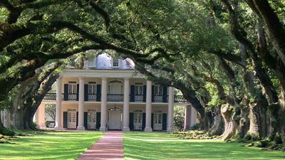 Located between New Orleans and Baton Rouge, Oak Alley Plantation offers daily tours. // © 2016 Samantha Davis-Friedman