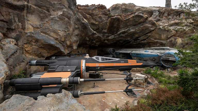 Poe Dameron’s X-wing starfighter and the Intersystem Transport Ship illustrate the large scale of Rise of the Resistance.