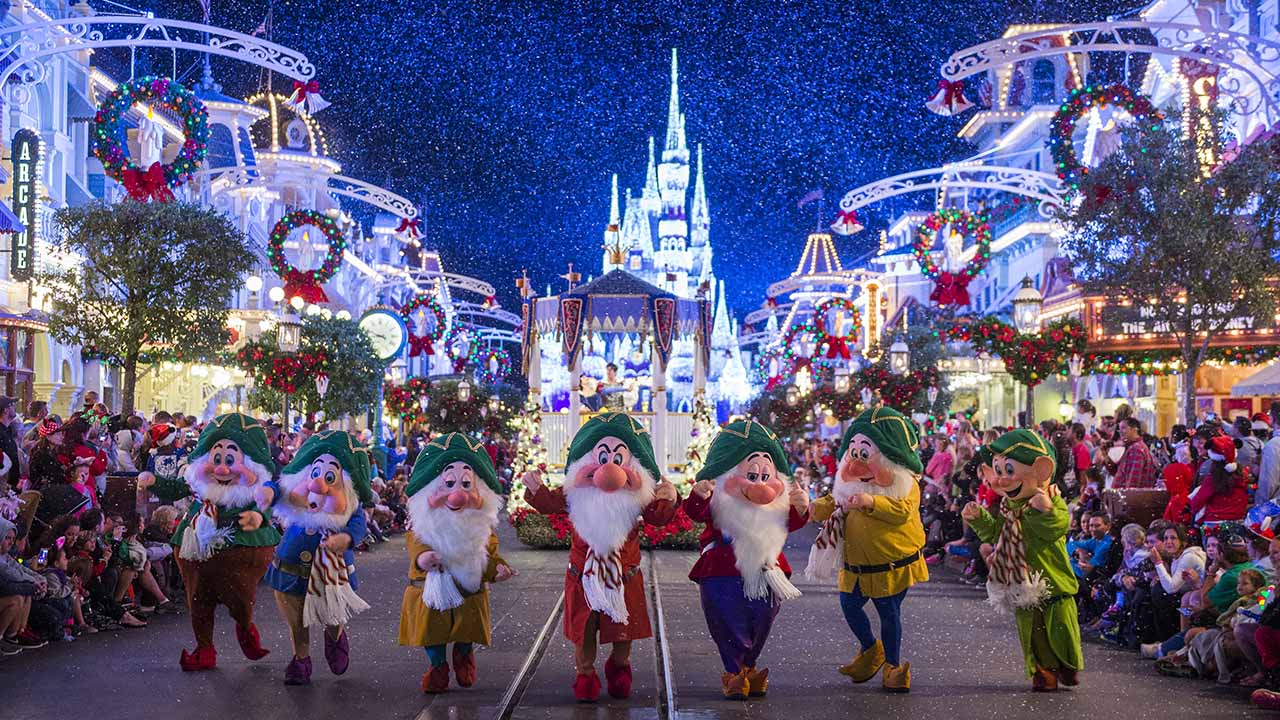 How to Celebrate the 2019 Holidays at Major Theme Parks