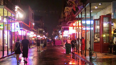 During a college visit to Tulane University, guests can take a stroll down New Orleans’ famed Bourbon Street. // © 2015 Samantha Davis-Friedman