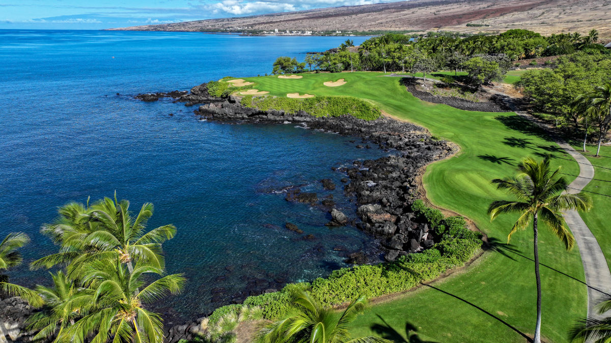 Hawaii’s Historic Mauna Kea Golf Course Reopens After Major Redesign