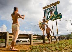 Visitors love Haleiwa’s beach vibe. // © 2012 Hawaii Tourism Authority