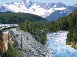 The route along the Cheakamus River Canyon offers spectacular views // (c) Great Canadian Rail Tour Company Ltd.
