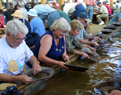 Guests pan for gold at Eldorado Mine. // (c) Riverboat Discovery & El Dorado Gold Mine