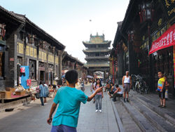 Children playing badminton on the streets of Pingyao // (c) Gustavo Madico