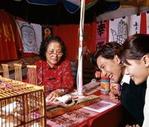 The Temple Street Night Market // © 2010 Hong Kong Tourism Board_square