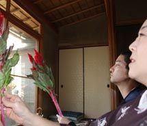 Learning about the art of ikebana (flower arrangement) with Wak Japan // © 2010 Deanna Ting_square Learning about the art of ikebana (flower arrangement) with Wak Japan // © 2010 Deanna Ting_square
