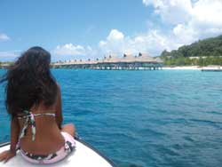 An islet lined with overwater bungalows // © Jimmy Im