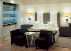 Hotel Bentley Deluxe Room // © 2010 Hotel Bentley