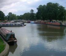 The River Avon flows through the middle of the scenic town // © 2010 Kelly Rosenfeld