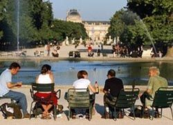 The Tuileries Gardens are located near the famous Louvre. // © Paris Convention & Visitors Bureau