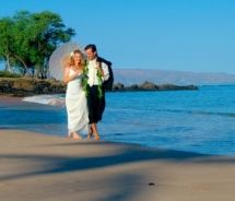 Couple on Makena Beach, Maui. // © 2011 Makena Beach & Golf Resort Couple on Makena Beach, Maui. // © 2011 Makena Beach & Golf Resort