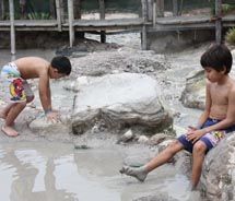 Mud bathing in Costa Rica made me feel like a kid again. // © 2011 Deanna Ting