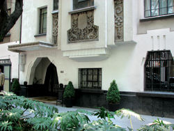 The Hippodrome Hotel is a converted 1930’s apartment building with Art-Deco flair. // (c) Patricia Alisau