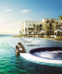 The hotel’s pool leads straight to the beach. // (c) Iberostar Hotels & Resorts The hotel’s pool leads straight to the beach. // (c) Iberostar Hotels & Resorts