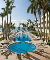 The shimmering pool and Jacuzzi at Dreams Huatulco provide exquisite ocean views. // (c) AMResorts
