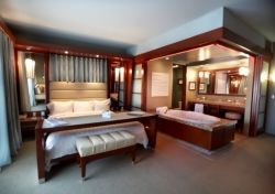  Deluxe Spa Rooms feature a Tempur-Pedic bed and chromatherapy lighting in the bathrooms. // © Shade Hotel
