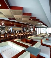 Shade Hotel’s Zinc Lounge is open for breakfast, lunch and nighttime drinks and small plates. Weekend brunch is also available. // © Shade Hotel