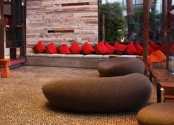 The Hotel Maya lobby lounge is the site of weekday complimentary sangria tastings. // © Deanna Ting 2009 I 