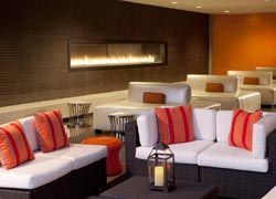 A lively lobby bar invites guests to linger for a drink. // © Hyatt Regency Suites Palm Springs 2010