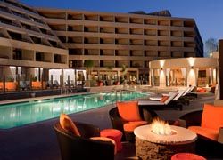 The Hyatt’s newly renovated outdoor pool area exudes a lounge-like atmosphere at night. // © Hyatt Regency Suites Palm Springs 2010