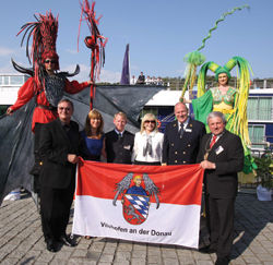 Signature Travel Network president Michelle Morgan (center) served as the ms Amalyra’s godmother. // (c) Amawaterways