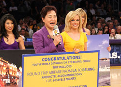Huiguang presented a fan with a trip for two to Beijing. // © Beijing Tourism Administration
