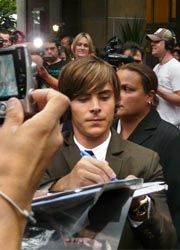 Zac Efron signing autographs. // (c) 2010 Christopher Harte