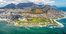 Cape Town and the 12 Apostels from above in South Africa (photo via Ben1183 / iStock / Getty Images Plus)