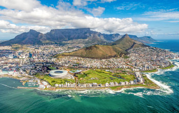Cape Town and the 12 Apostels from above in South Africa (photo via Ben1183 / iStock / Getty Images Plus)