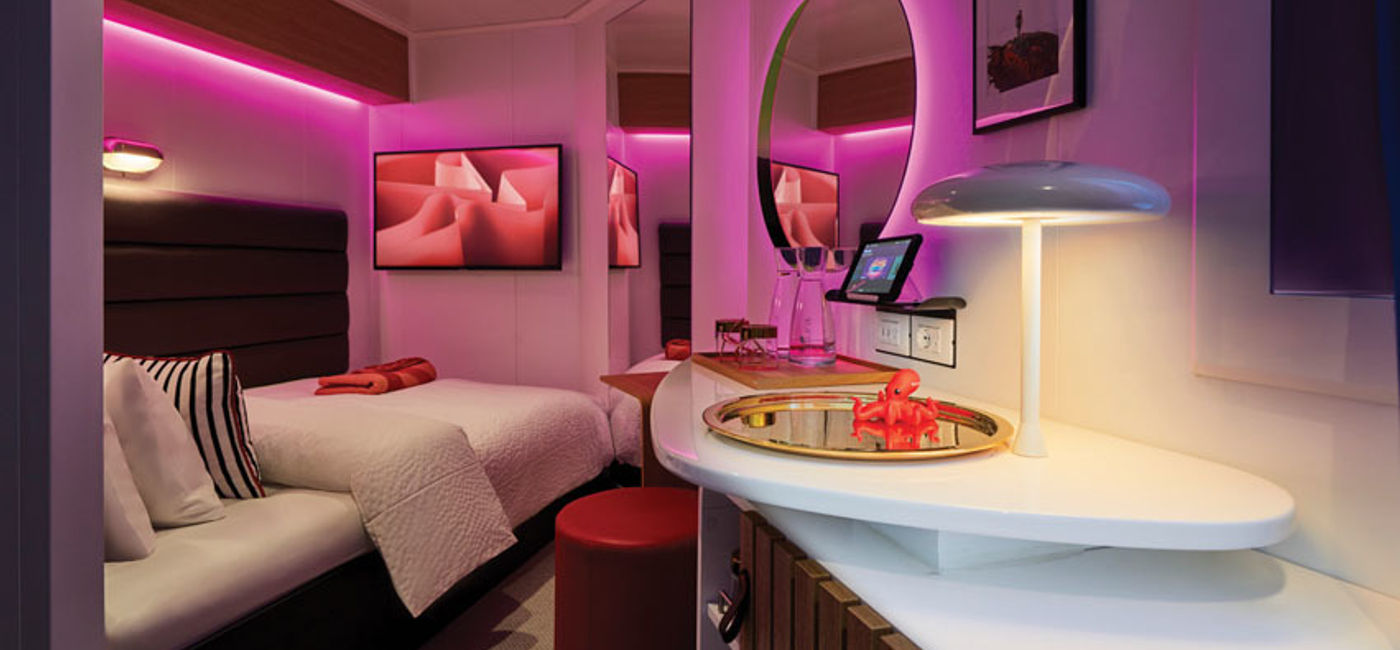 Image: La cabine Solo Insider à bord du Brilliant Lady intègre au design les touches distinctives de rouge vif et de violet propres à la marque (Source: Virgin Voyages)